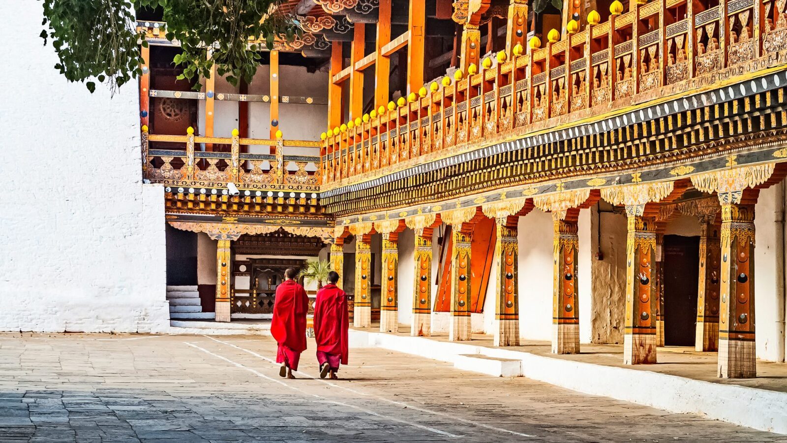 Buddhistische Mönche im Punakha Dzong