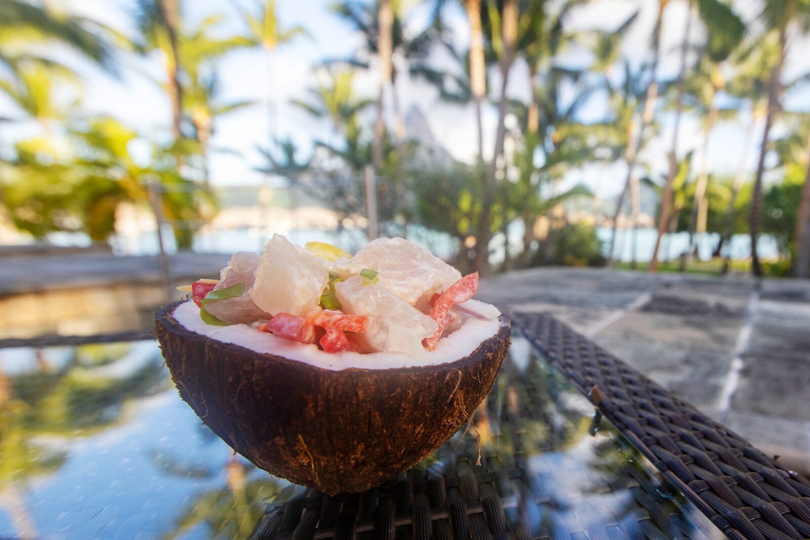 gebeizter Fisch in einer Kokosnussschale