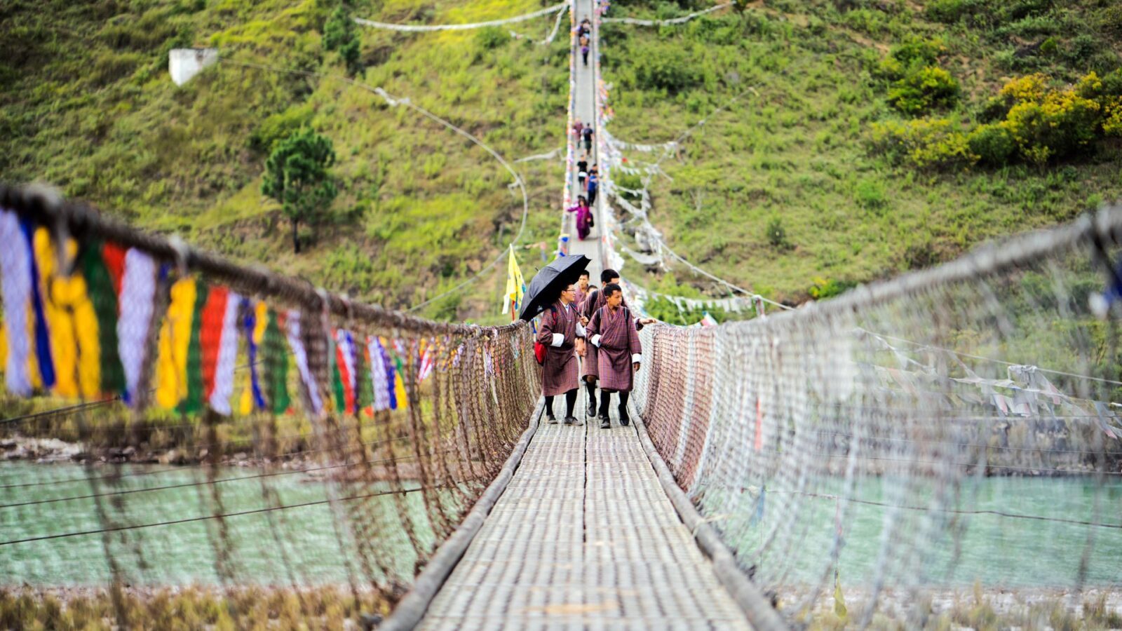 Six-Senses-Bhutan-Punakha_2 Bunte Gebetsfähnchen schmücken die längste Hängebrücke Bhutans