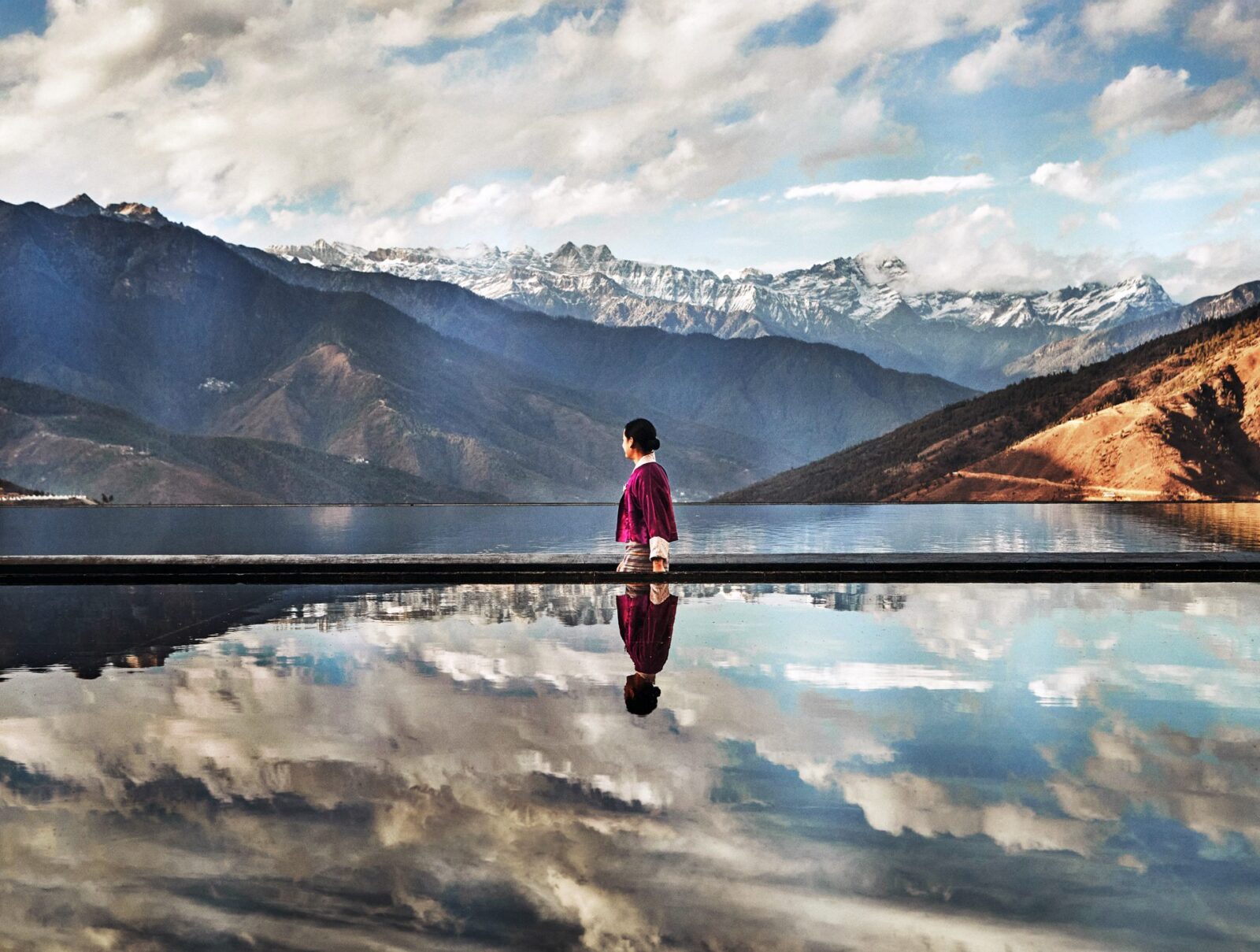Six-Senses-Bhutan-Thimpu_5 Frau in typischer Tracht am Pool