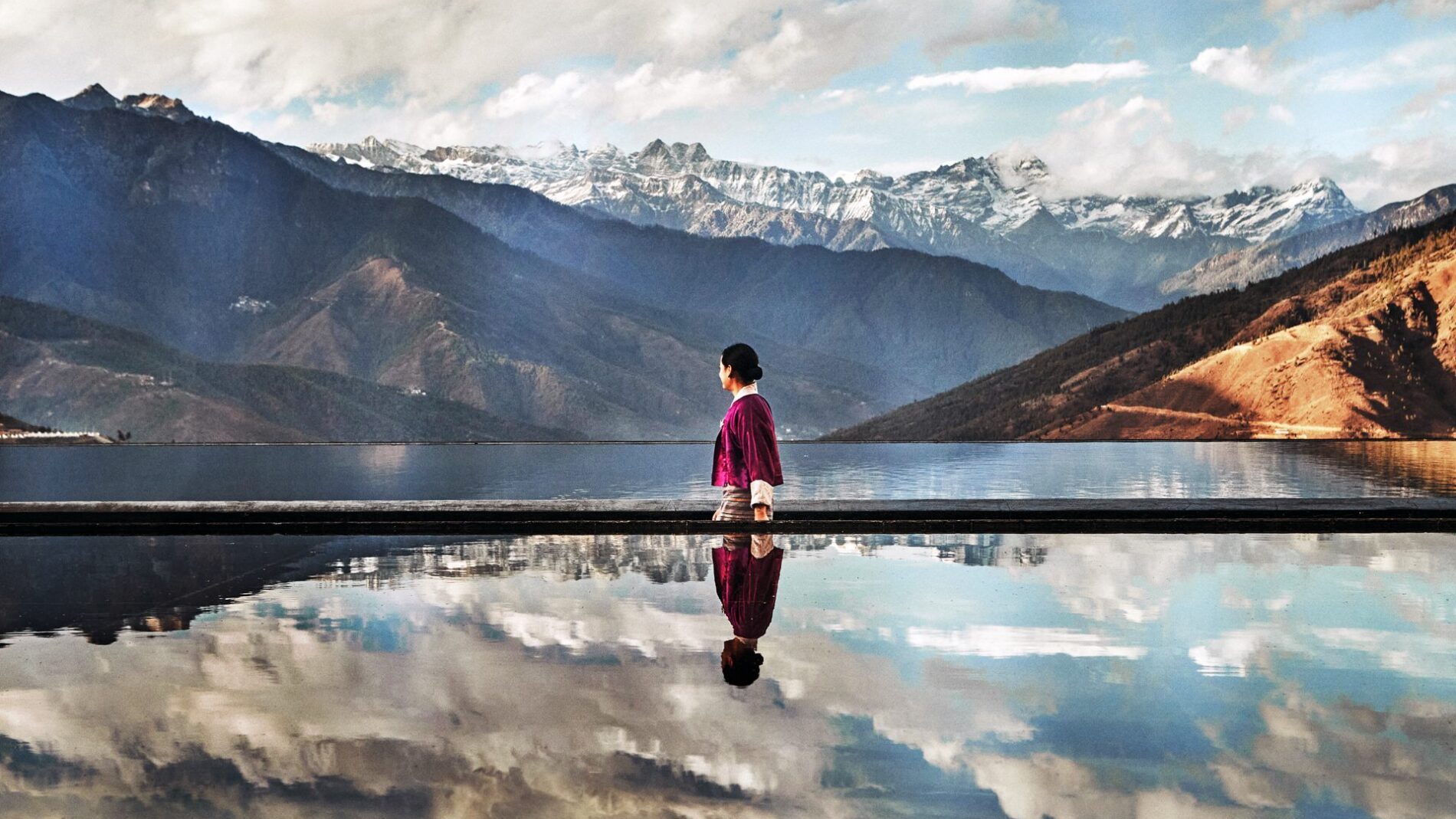 Frau in typischer Tracht am Pool